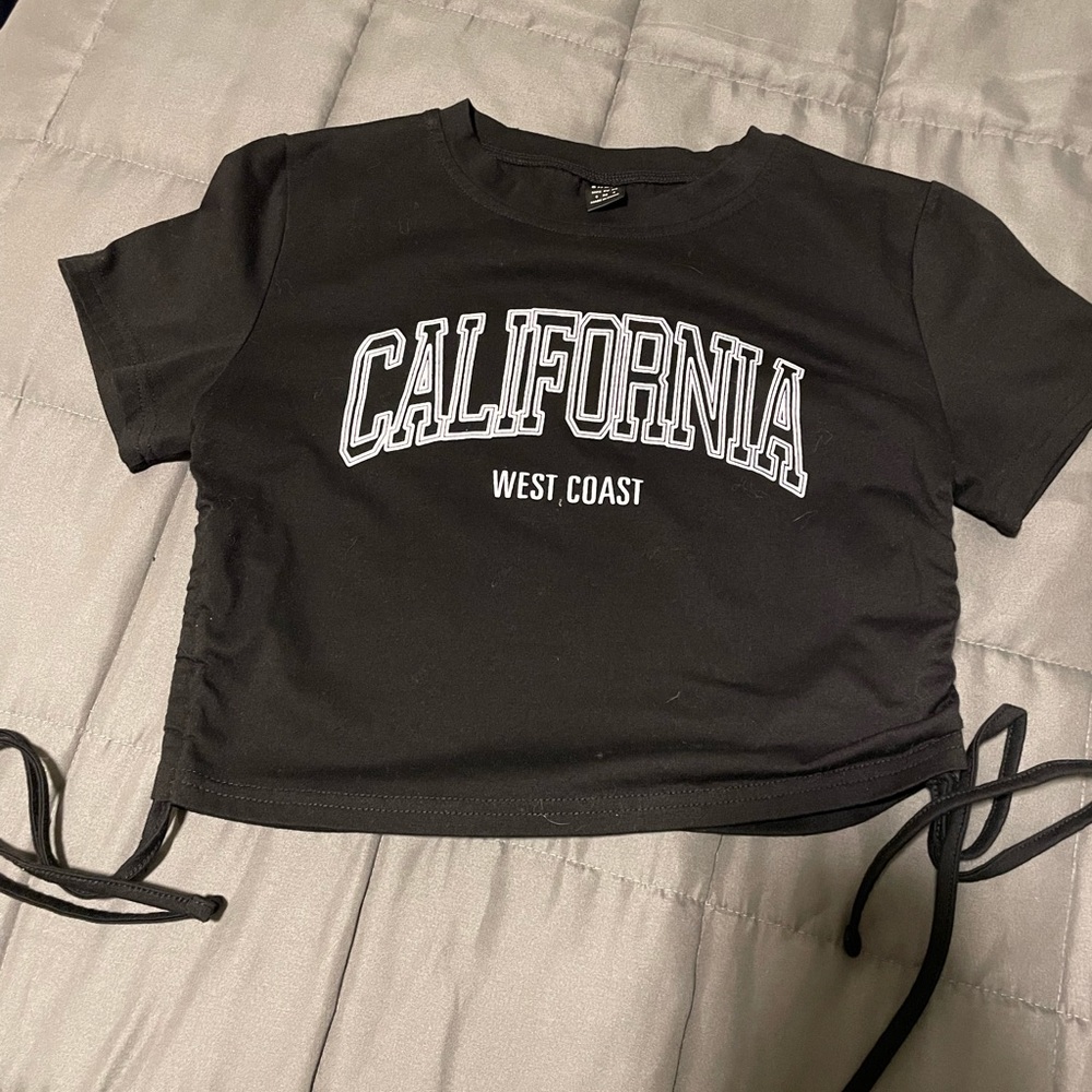 Black cropped tee